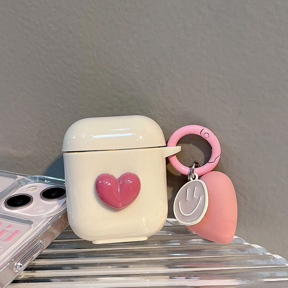 Beige shell + smiling heart pendant AirPods Pro 3