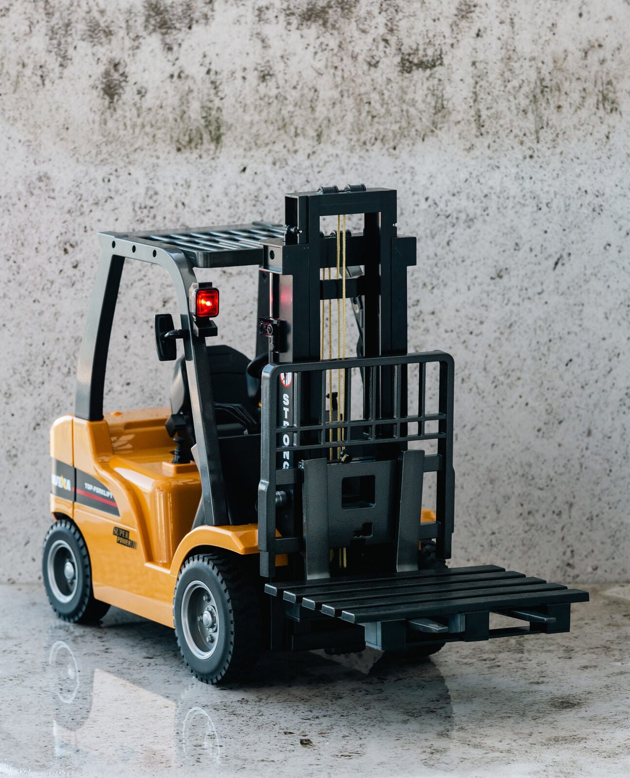 1:10 Scale 2.4G 8-Channel Metal Remote Control Forklift Construction Vehicle with Lifting Function & Sound