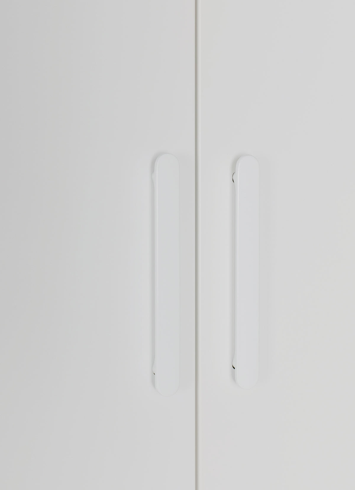 4 Door Wardrobe in White Gloss – Hanging Rail, Shelves & White Handles