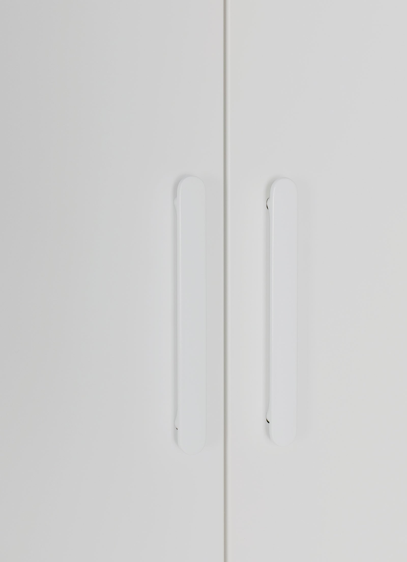 4 Door Wardrobe in White Gloss – Hanging Rail, Shelves & White Handles