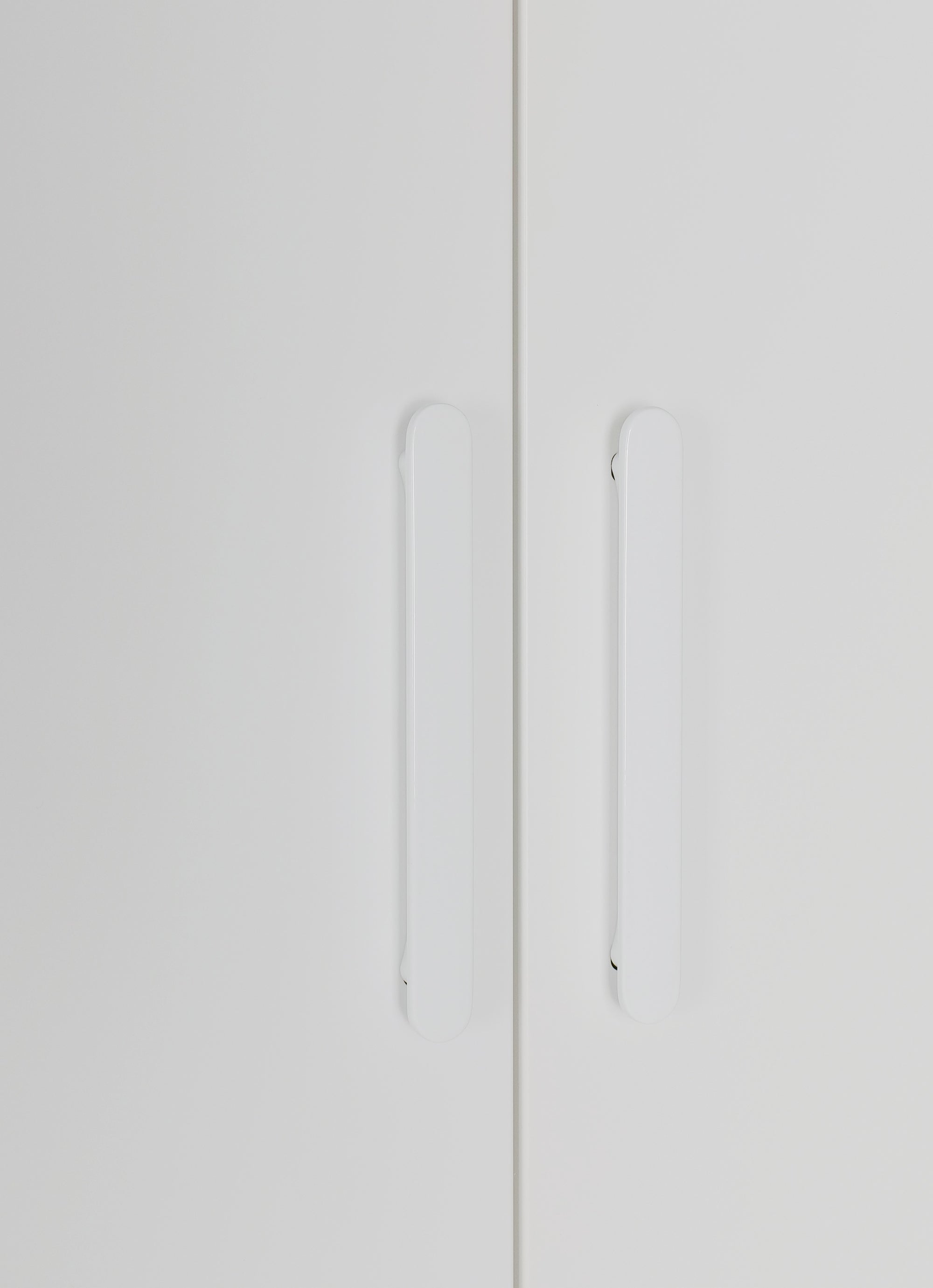 4 Door Wardrobe in White Gloss – Hanging Rail, Shelves & White Handles