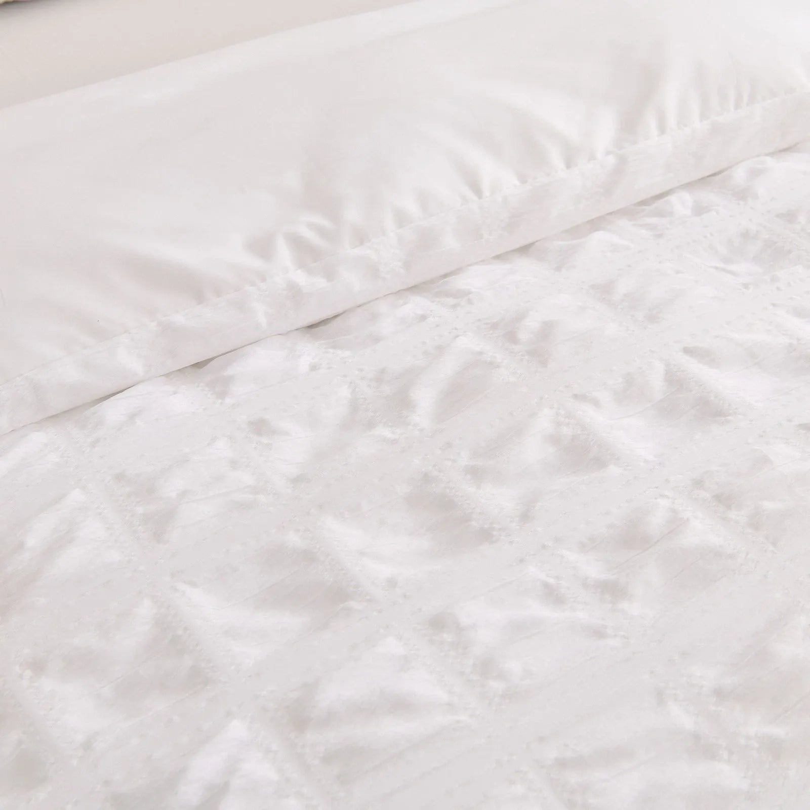 White Montreux Paisley Quilt / Doona / Duvet Cover set