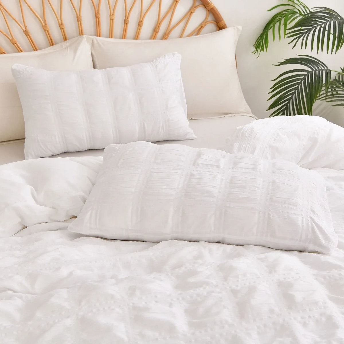 White Montreux Paisley Quilt / Doona / Duvet Cover set