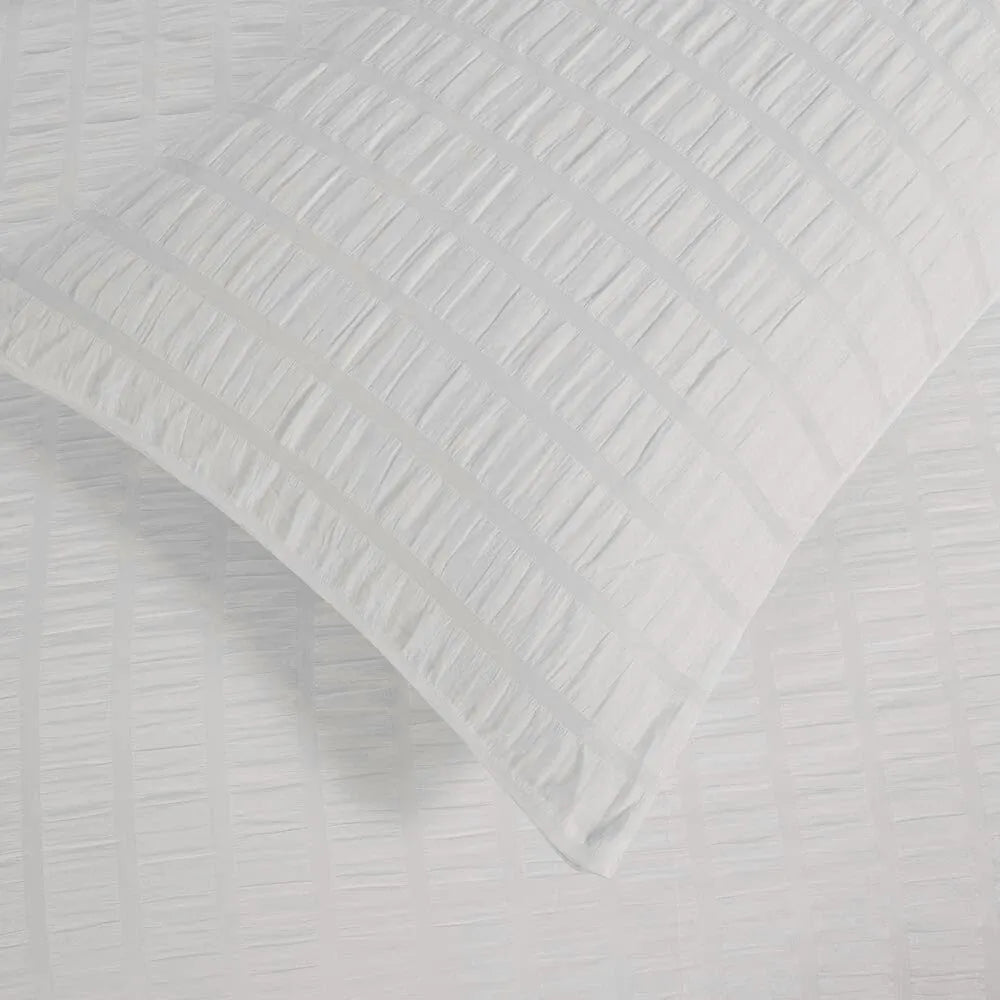 Seersucker White Valencia Dream Quilt / Doona / Duvet Cover set