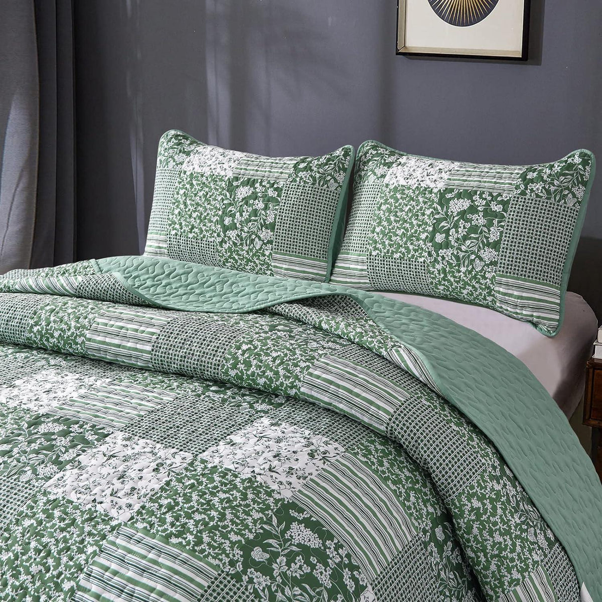 Delightful Quilted bedspread and pillowcovers set: Indulge in Comfort