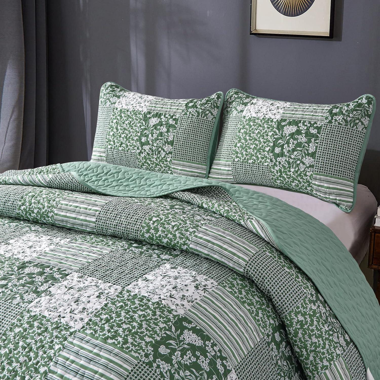 Delightful Quilted bedspread and pillowcovers set: Indulge in Comfort