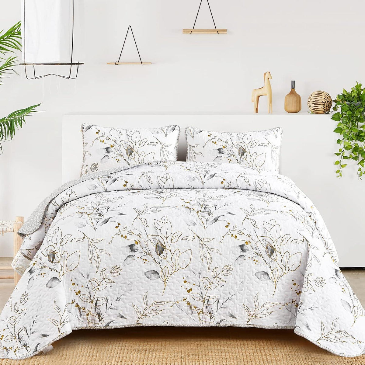 Breathtaking Quilted Coverlet and Pillowcases Set: Transform Your Bedroom&#39;s Look