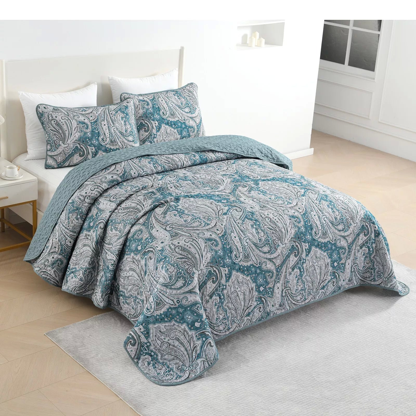 Vintage Quilted bedspread and pillowcovers set: Nostalgic Appeal