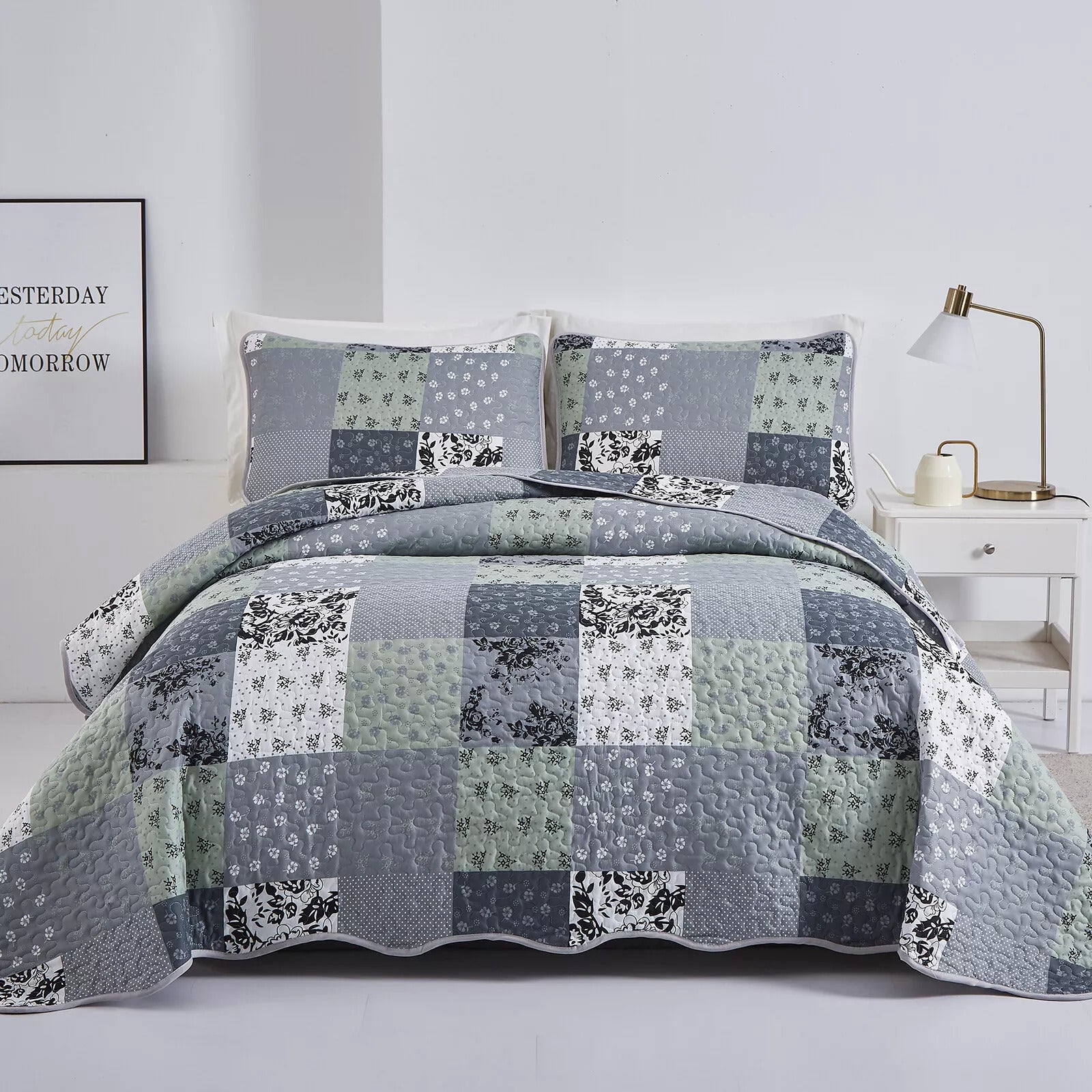 Vivacious Quilted bedspread and pillowcovers set: Full of Life and Energy