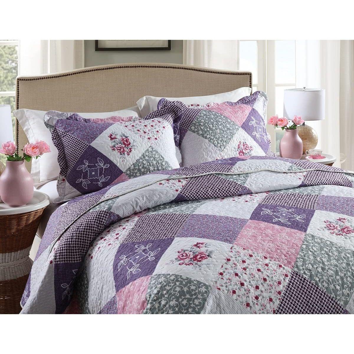 Quaint Quilted bedspread and pillowcovers set: Perfect for a Cozy Retreat