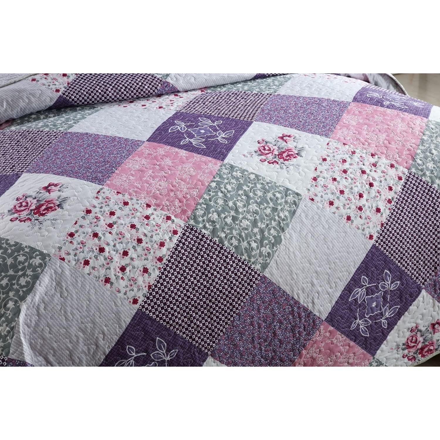 Quaint Quilted bedspread and pillowcovers set: Perfect for a Cozy Retreat