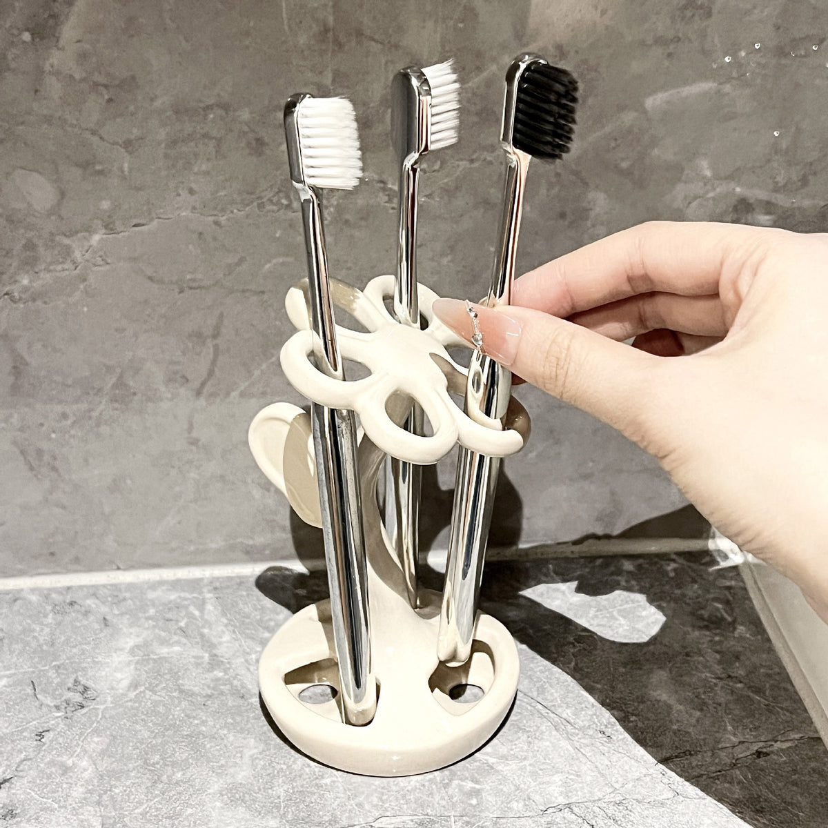 White Creative Ceramic Toothbrush Holder – Makeup Brush &amp; Eyebrow Pencil Organizer for Bathroom, Stylish and Practical Toothbrush Stand