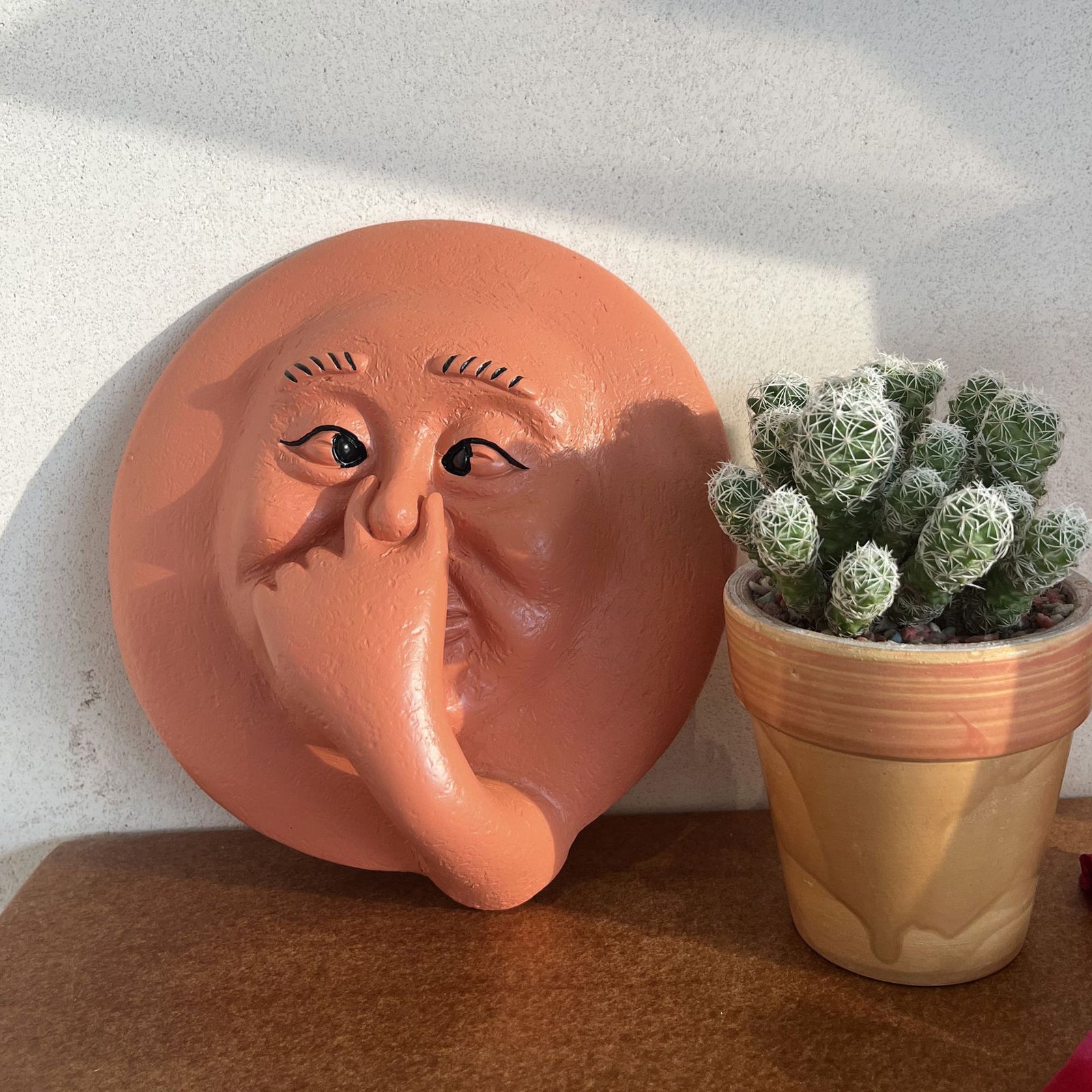 Funny Hand-Face Clay Wall Decor - Resin Humorous Statue for Home & Bathroom