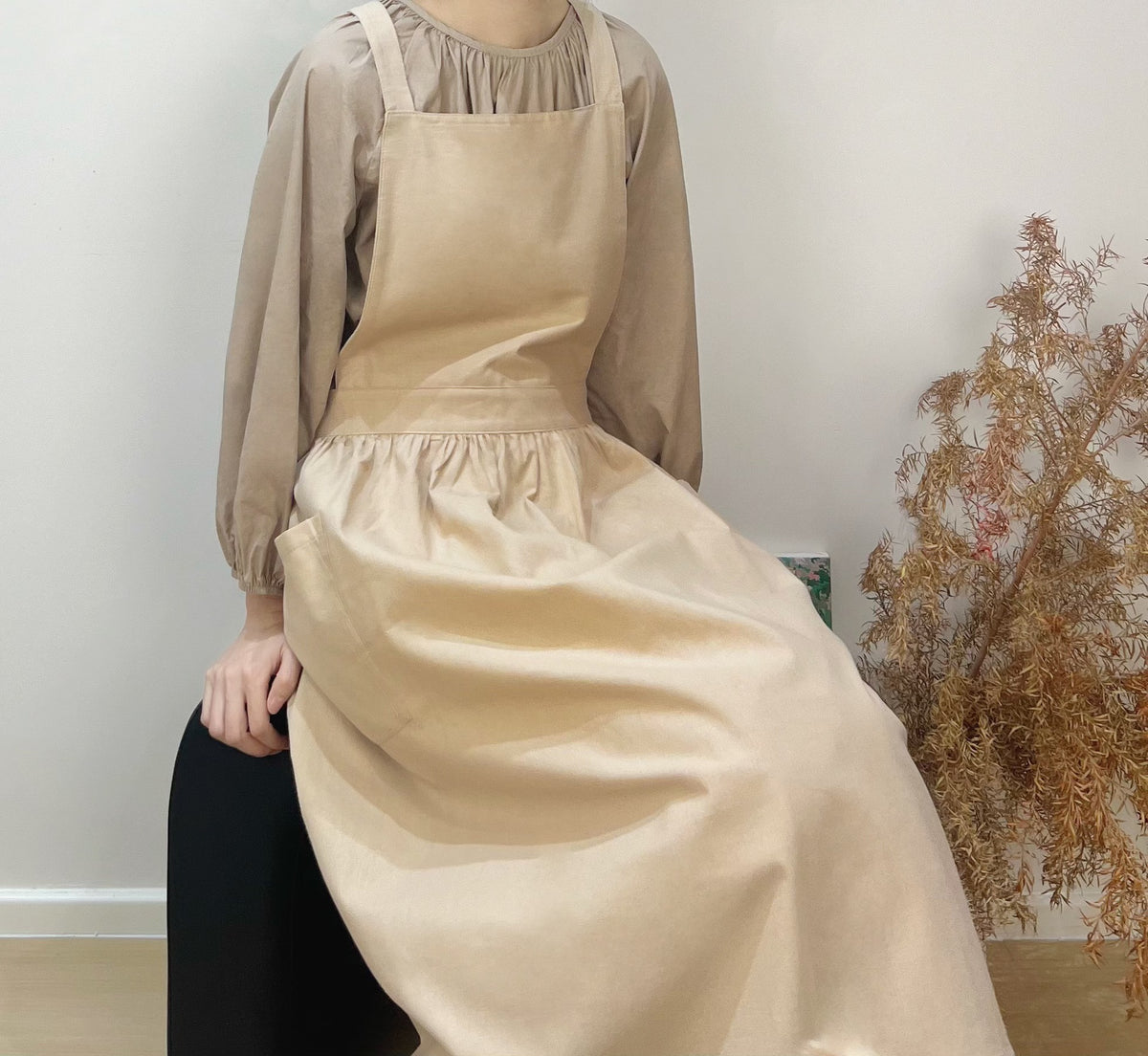 Beige Cotton Waterproof Artisan Apron - 100x85cm, Stylish Cross-Back Design, Ideal for Kitchen &amp; Floral Work