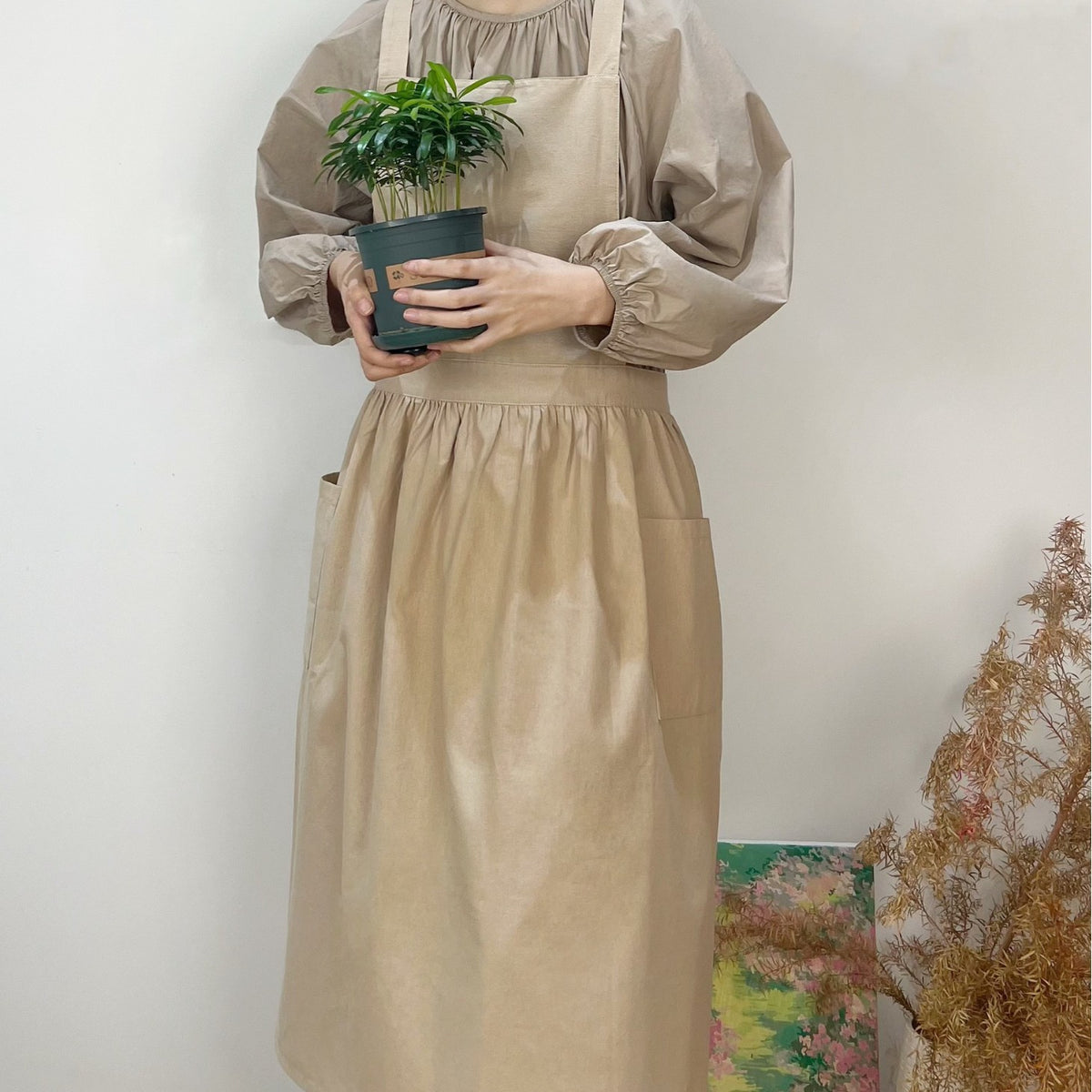 Beige Cotton Waterproof Artisan Apron - 100x85cm, Stylish Cross-Back Design, Ideal for Kitchen & Floral Work