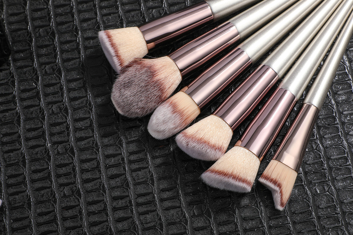 Pink 18-Piece Makeup Brush Set - Professional Synthetic Fiber Brushes with Wooden Handles for Flawless Beauty