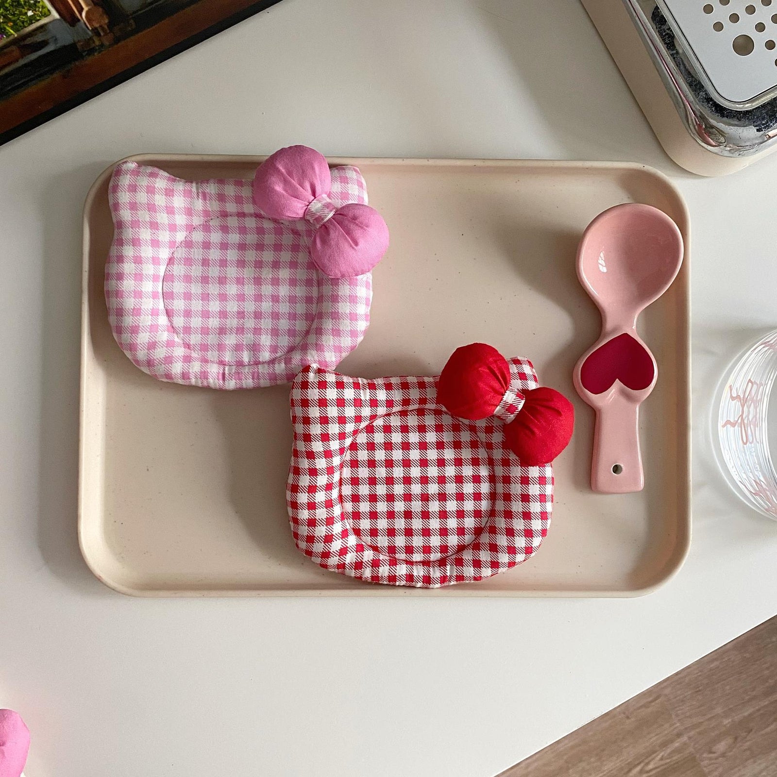 Korean INS Kitty Quilt Insulation Pad, Cute Fabric Kitchen Mat, Desktop Decoration (White and Red)
