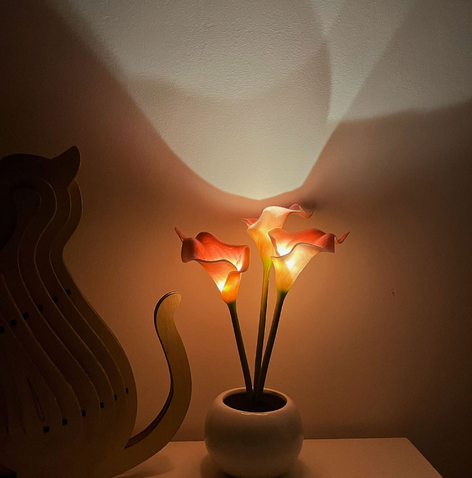 Pink Elegant Calla Lily LED Table Lamp - Lifelike Potted Flower Accent Light for Bedside Home Decor