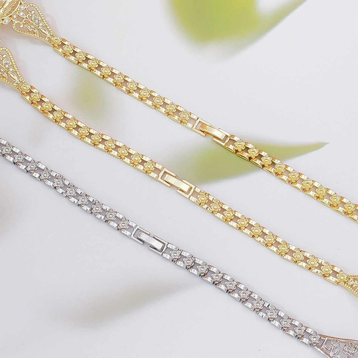 Elegant Hollow Floral Geometric Bracelet – Gold-Plated Copper Fashion Jewelry with Delicate Chain Design(R80）