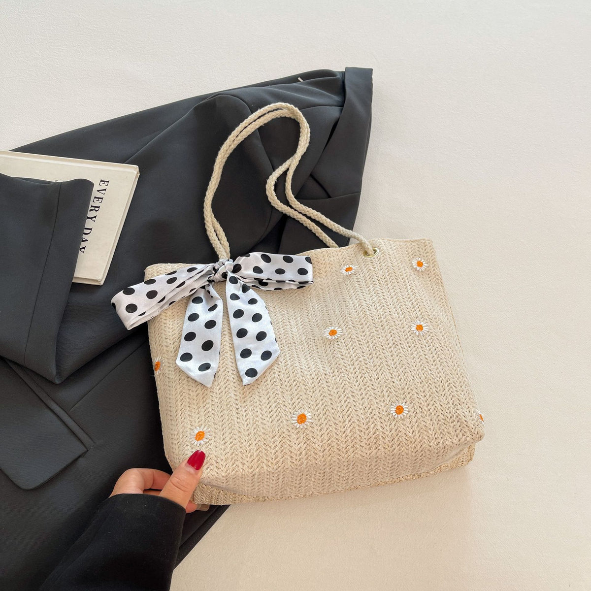 White Women&#39;s Straw Woven Tote Bag Summer Daisy Embroidery Shoulder Handbag with Ribbon Scarf