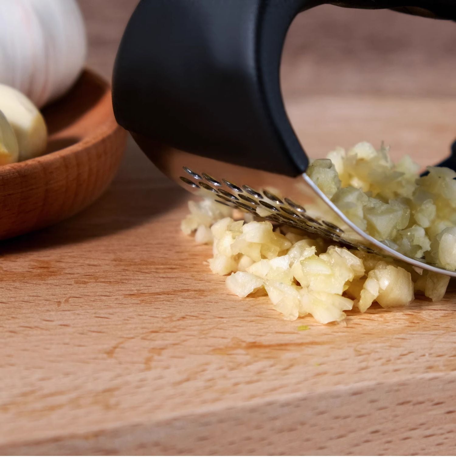 Black Stainless Steel Garlic Press Rocker Ergonomic Garlic Crusher and Ginger Mincer Professional Kitchen Tool