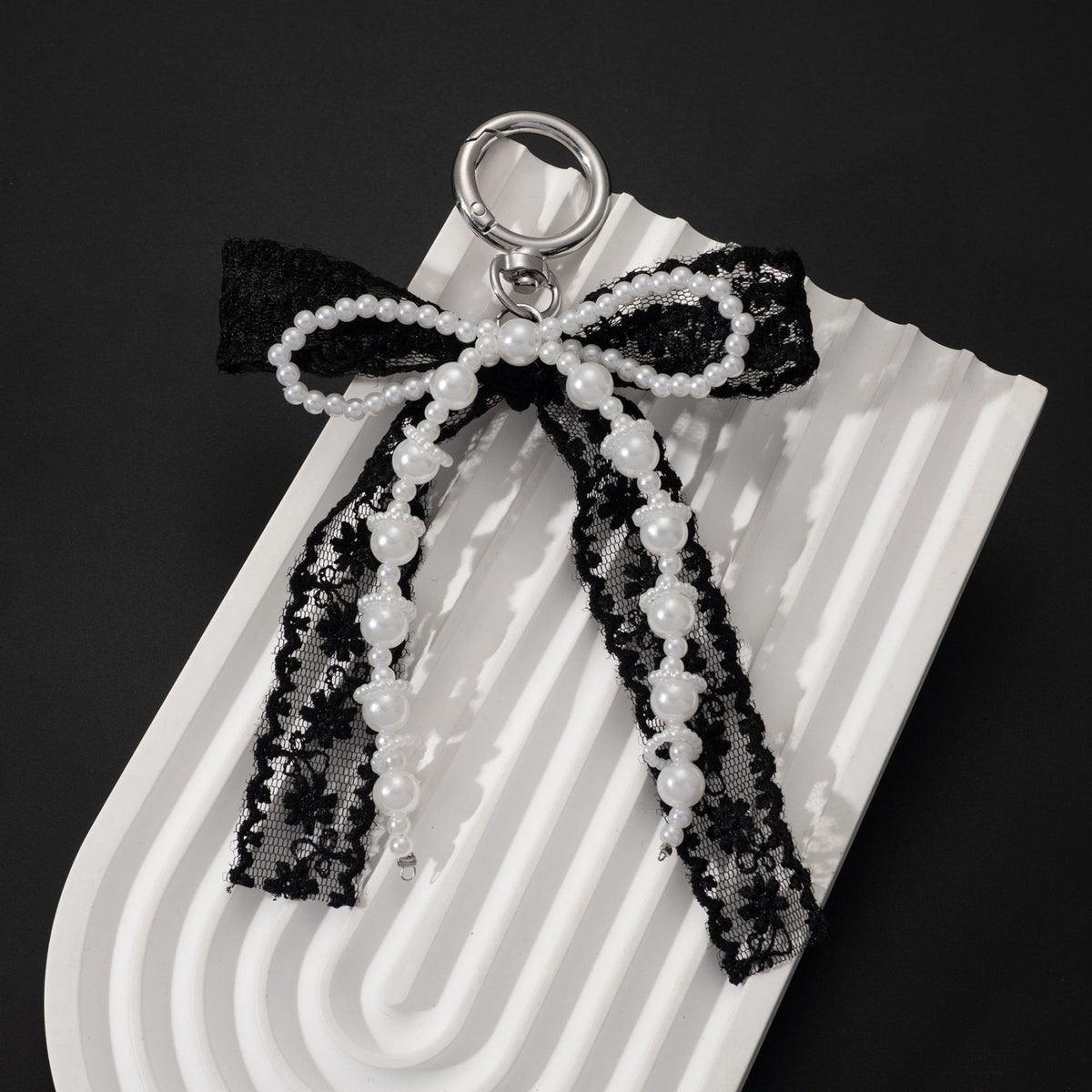 Korean Style Designer Faux Pearl and Fabric Bow Bag Charm Elegant Black Ribbon Bow Keychain for Handbags and Car Keys