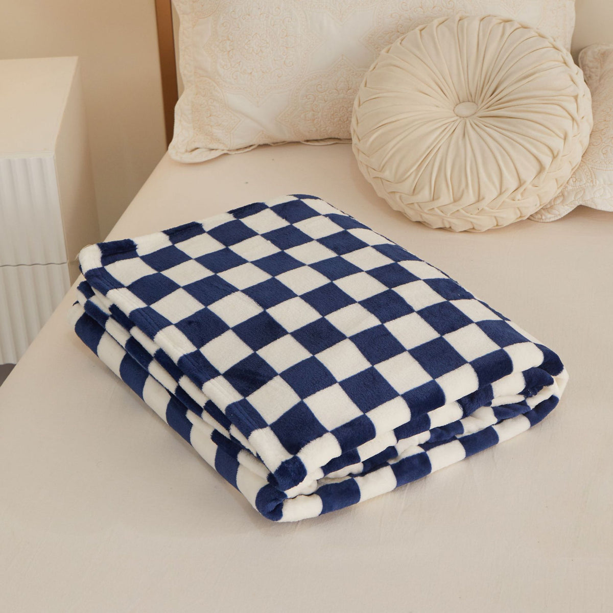Blue and white checkered pattern Double-Sided Plaid Fleece Blanket – 100×150cm Machine Washable, No-Shedding Flannel Throw for Office, Air Conditioning &amp; Nap Use