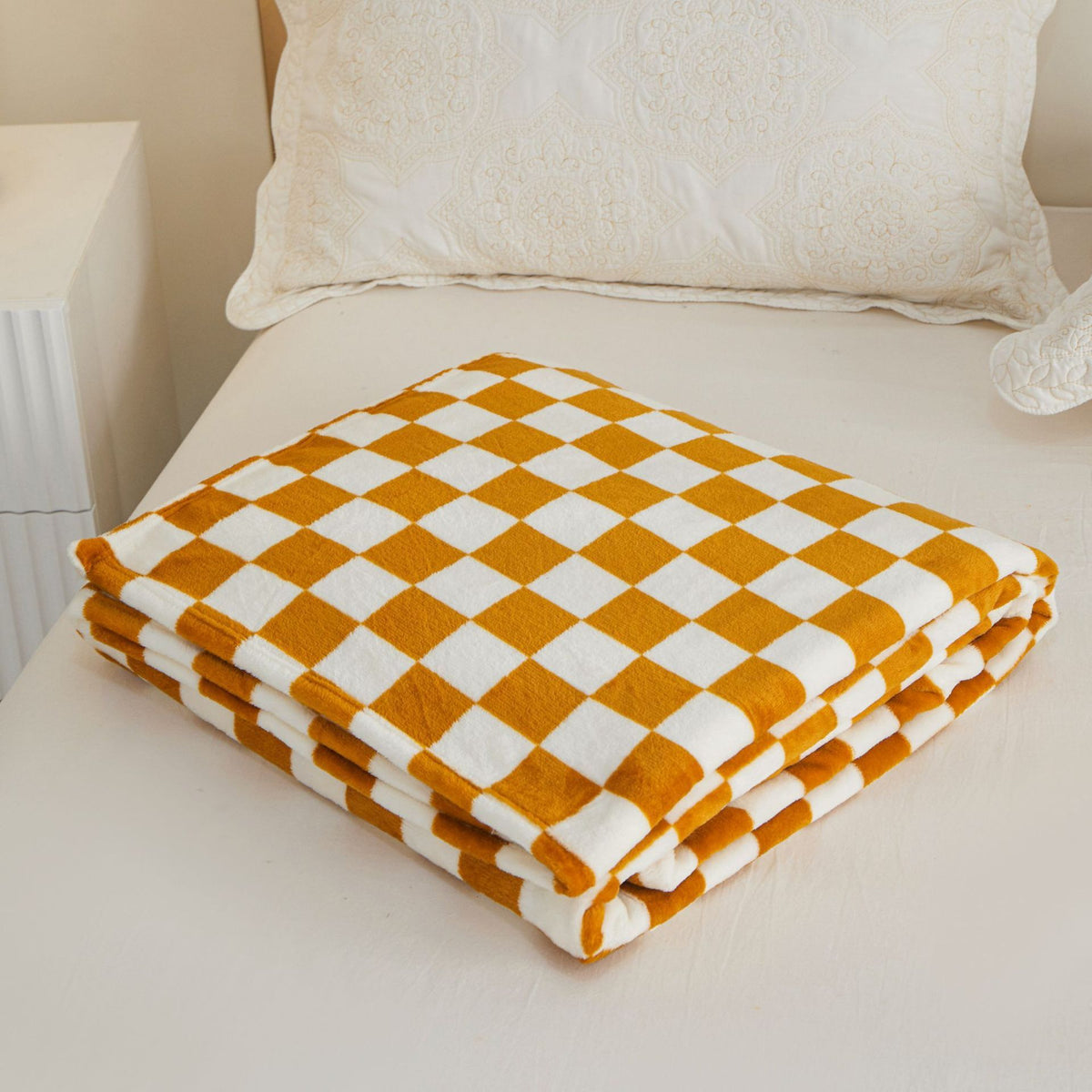 Yellow and white checkered pattern Double-Sided Fleece Blanket – 150×200cm Machine Washable, No-Shedding Flannel Throw for Bed, Sofa &amp; Air Conditioning Use