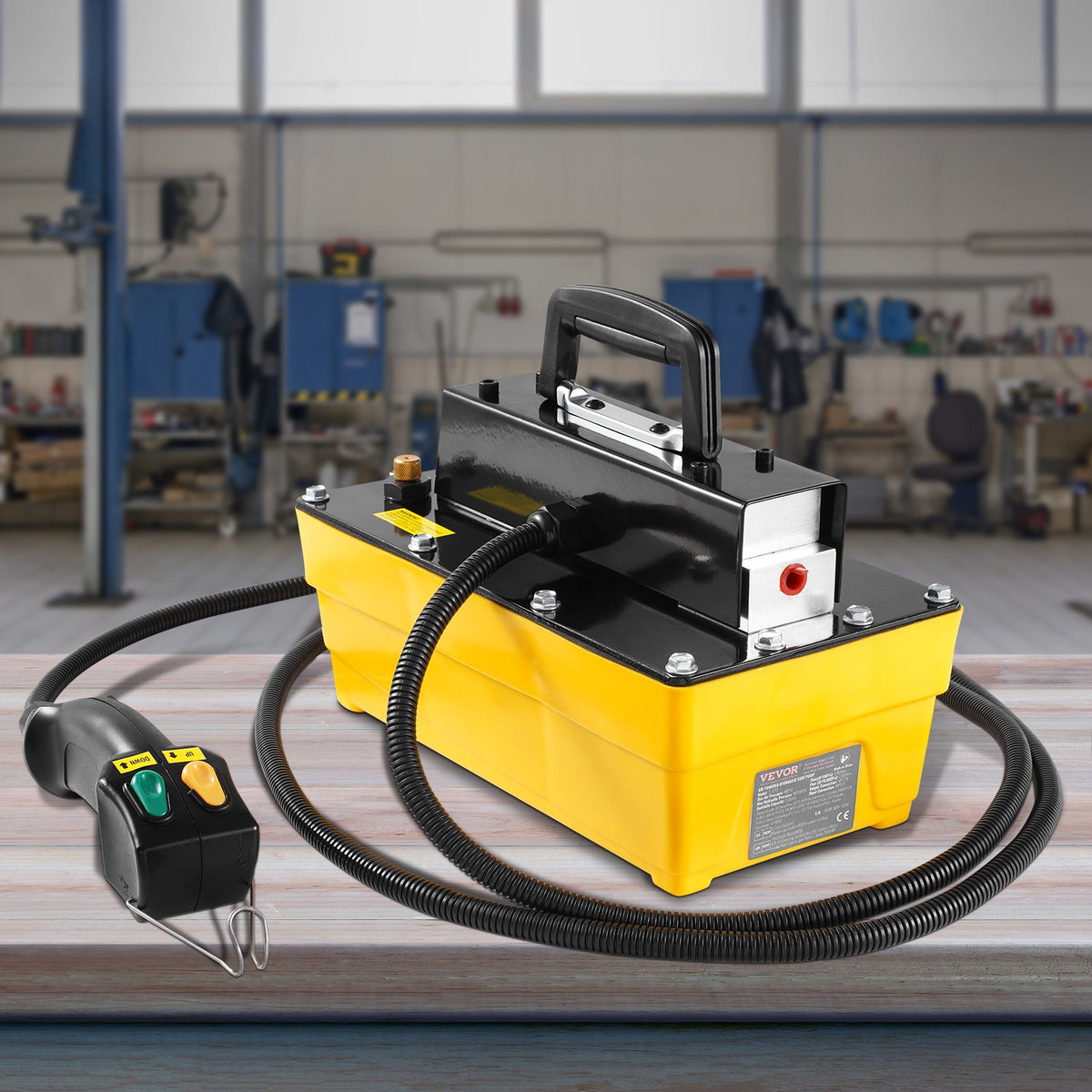 VEVOR 10,000PSI Air Hydraulic Pump, 2.3 L Reservoir, NPT 3/8 In Oil Outlet, NPT 1/4 In Inlet, Air Actuated Foot Pump with Remote Control Actuator, for Automobile Frame Machine & Hydraulic Press