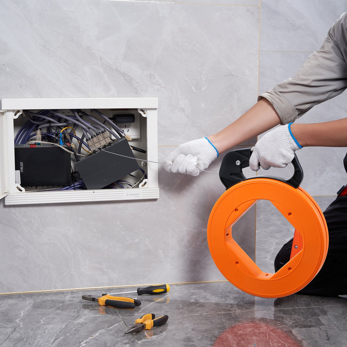 VEVOR Fish Tape, 36.58 m, 3 mm, Steel Wire Puller with Optimized Housing and Handle, Easy-to-Use Cable Puller Tool, Flexible Wire Fishing Tools for Walls and Electrical Conduit, Non-Conductive