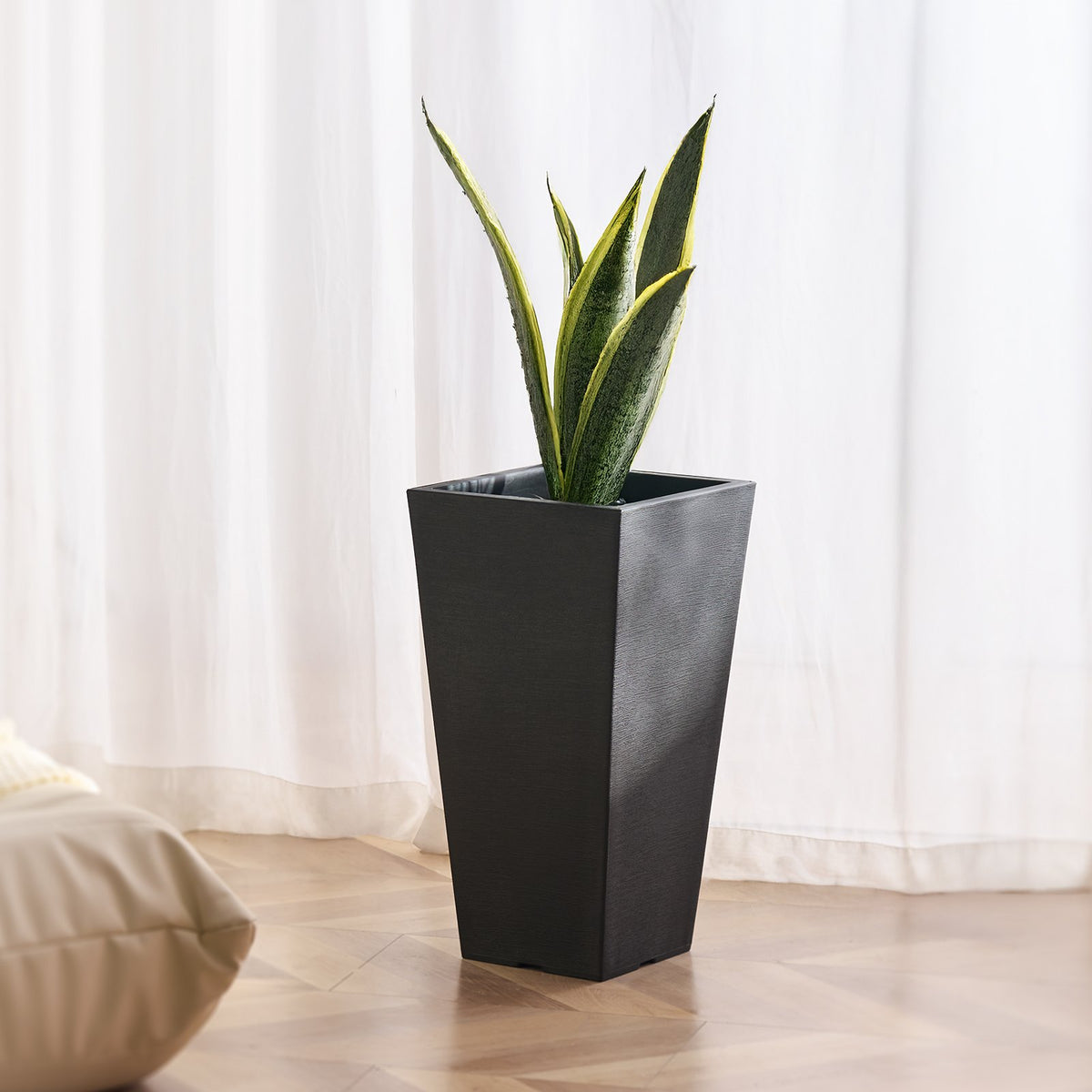 VEVOR Tall Planter, Set of 2 Tall Square Tapered Planters, 57 cm Large Modern Gardening and Flower Plastic Pots, Decorative Tall Black Planter with Drainage Hole, for Porch, Patio, Indoor & Outdoor