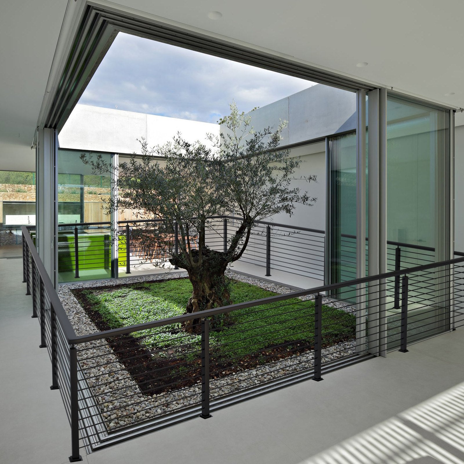 VEVOR Cable Railing Post Level Deck Stair Post 42 x 1.97 x 1.97" Cable Handrail Post Stainless Steel Brushed Finishing Deck Railing Pre-Drilled Pickets with Mounting Bracket Stair Railing Kit Black 106.7*5*5cm