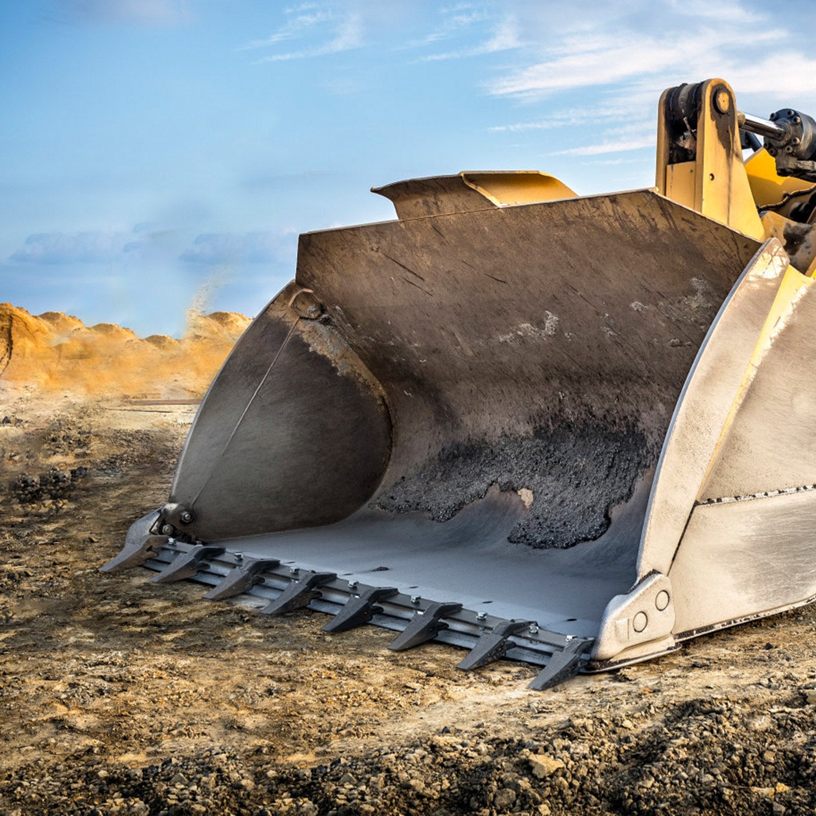 VEVOR Bucket Tooth Bar, 1650mm, Heavy Duty Tractor Bucket 8 Teeth Bar for Loader Tractor Skidsteer, 2000 kg Load-Bearing Capacity Bolt On Design, for Efficient Soil Excavation and Bucket Protection