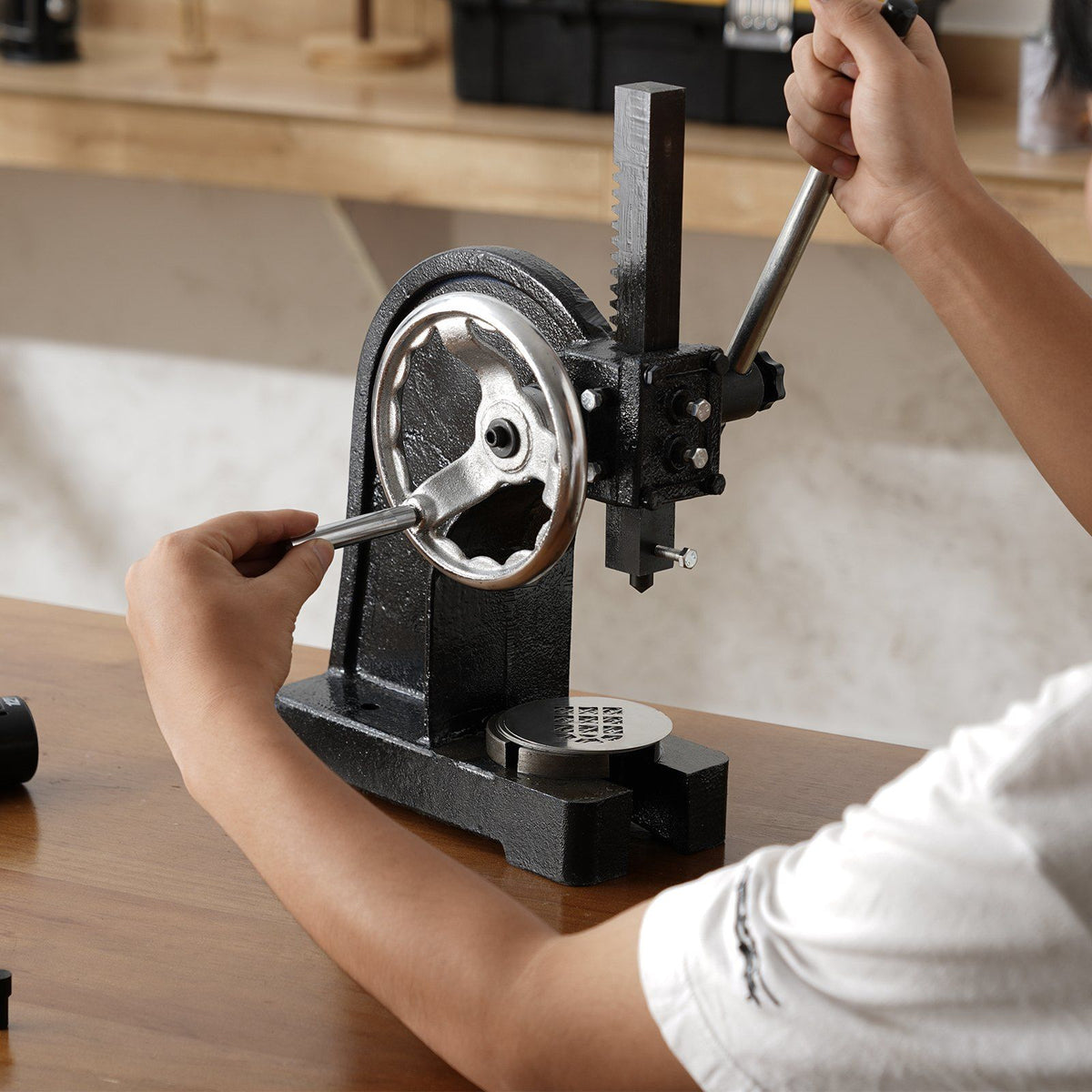 Arbor Press, 1 Ton Manual Arbor Press with Handwheel, 15cm Maximum Height, Cast Iron Heavy-duty Manual Desktop Arbor Press, Precision Hand Press for Stamping, Bending, Stretching, Forming