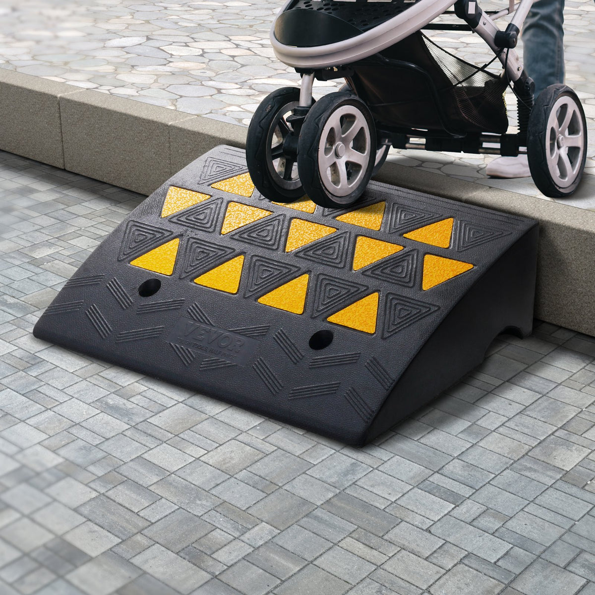VEVOR Rubber Curb Ramp 15.2 cm Rise Height Sidewalk Curb Ramp, 37 cm Width 49.1 cm Length Driveway Ramp for Curb, 15T Heavy Duty Rubber Ramp for Forklifts, Trucks, Buses, Cars, Wheelchairs, Bikes