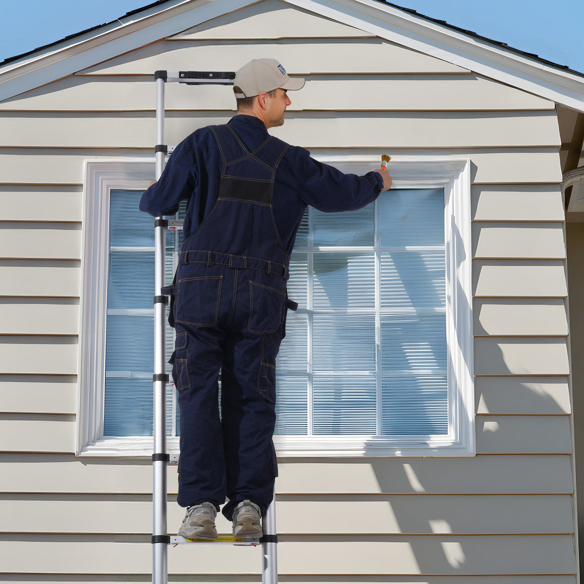 VEVOR Telescoping Extension Ladder 8.5FT One-button Retraction 375 LBS Capacity