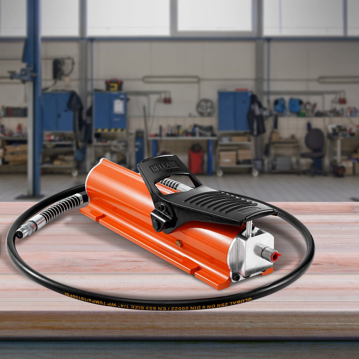 VEVOR 10,000PSI Air Hydraulic Pump, 0.18 Gal Reservoir, NPT 3/8 In Oil Outlet, NPT 1/4 In Inlet, Metal Shell Air Actuated Treadle Foot Pump, for Precision Industrial Machinery & Aerospace Equipment