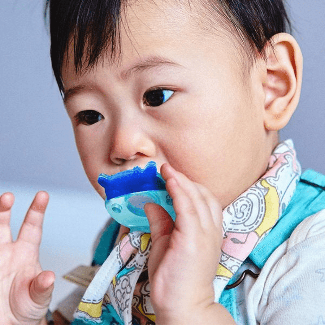 Marcus & Marcus- Organic Bandana Bib & Pacifier Bib Marcus the Lion- Red-1910112449315606533