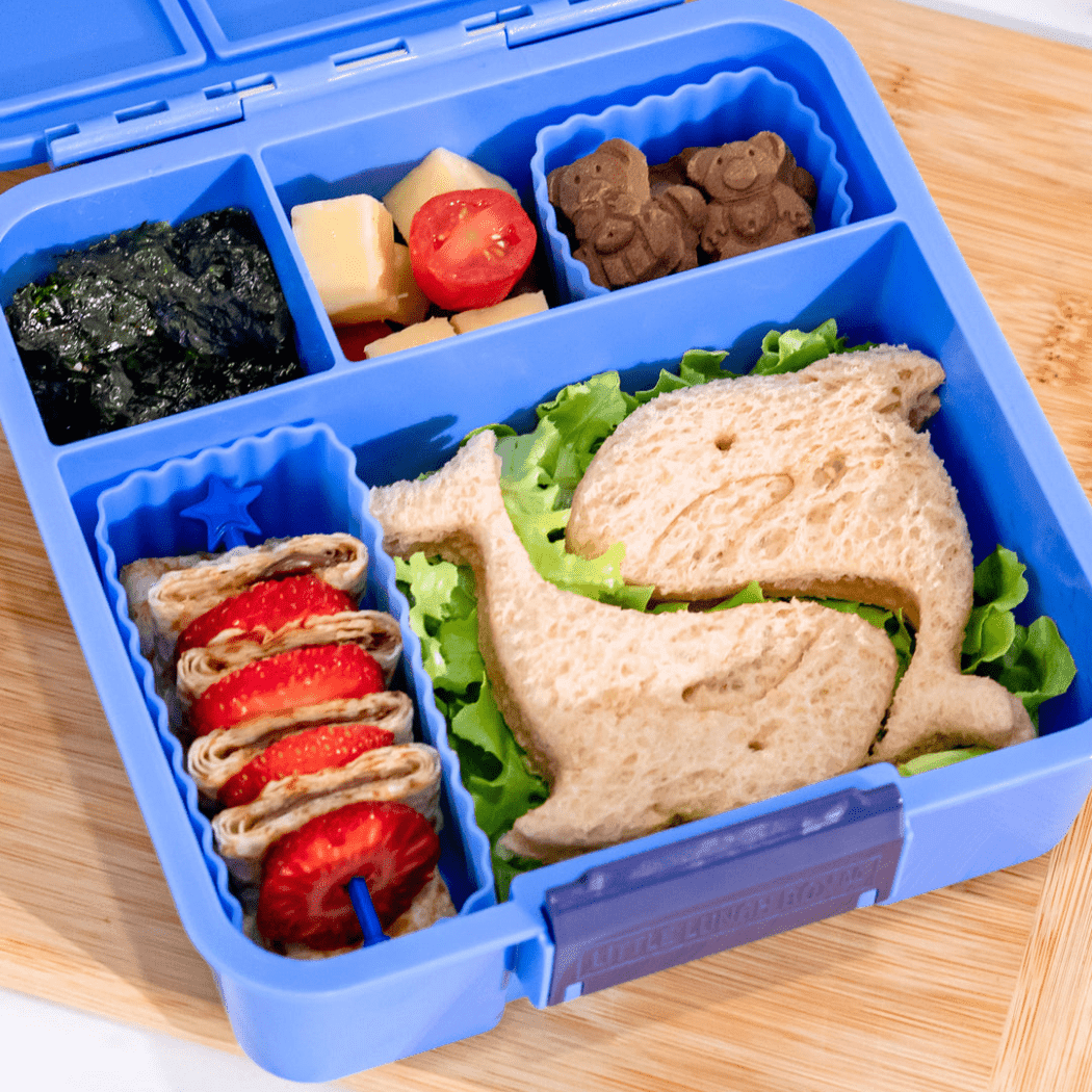 MONTII.CO Lunch Punch Sandwich Cutters | Shark-1954803119321911298