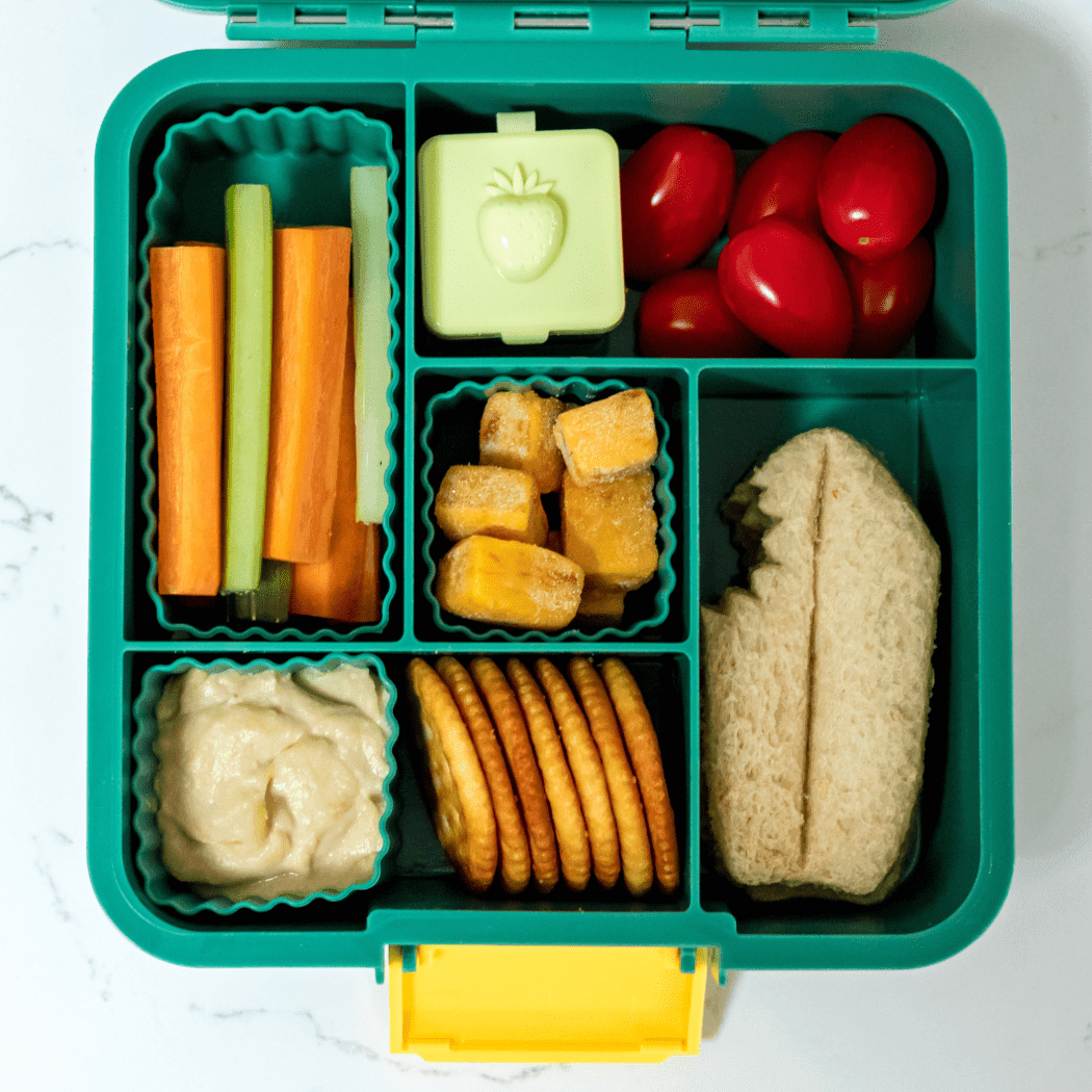 MONTII.CO Lunch Punch Sandwich Cutters | Shark-1954803119321911299