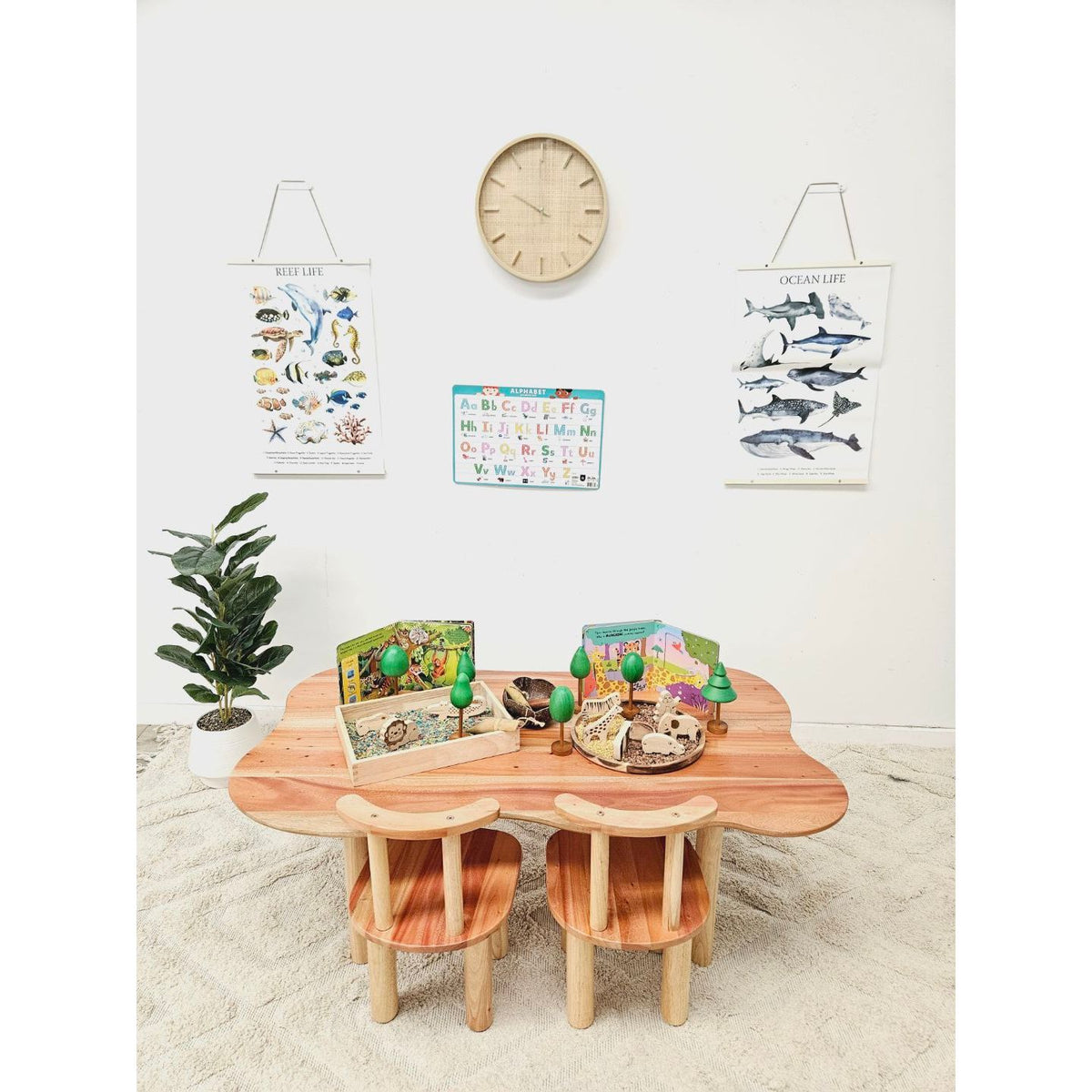 Child hardwood cloud table with 4 chairs