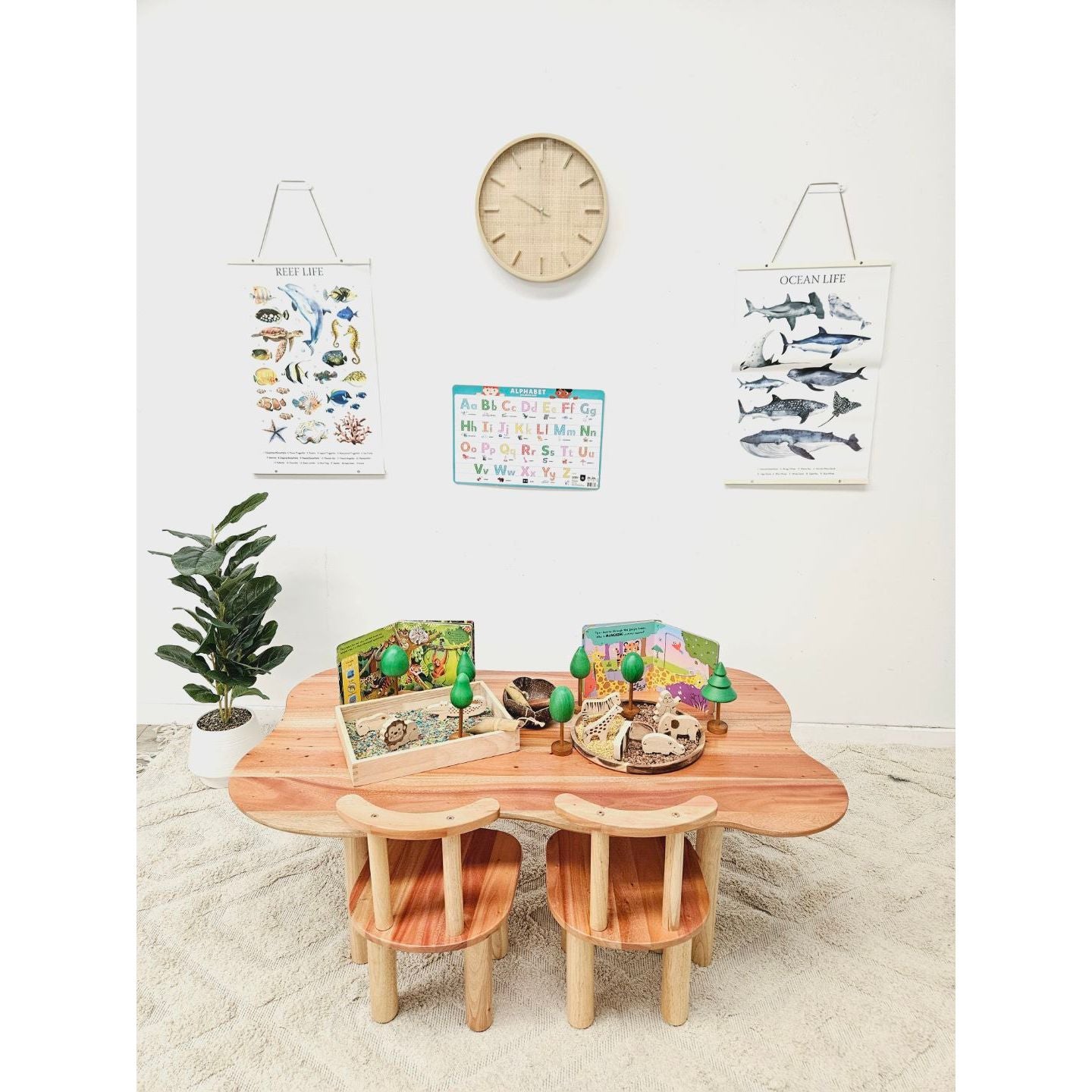 Child hardwood cloud table with 4 chairs