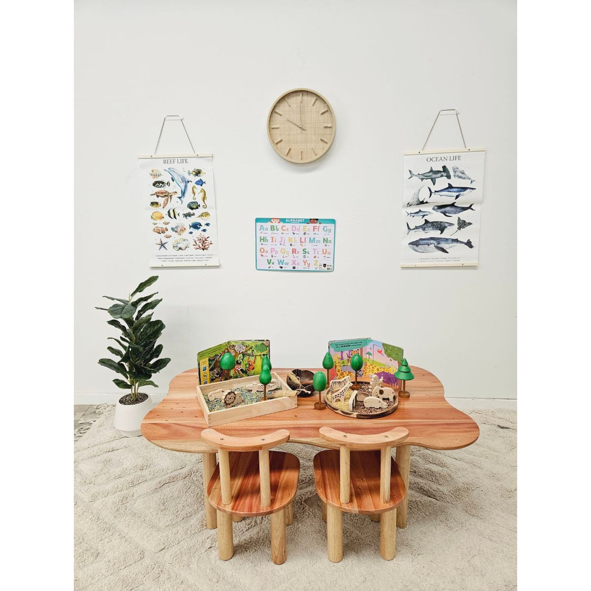 Child hardwood cloud table with 4 chairs