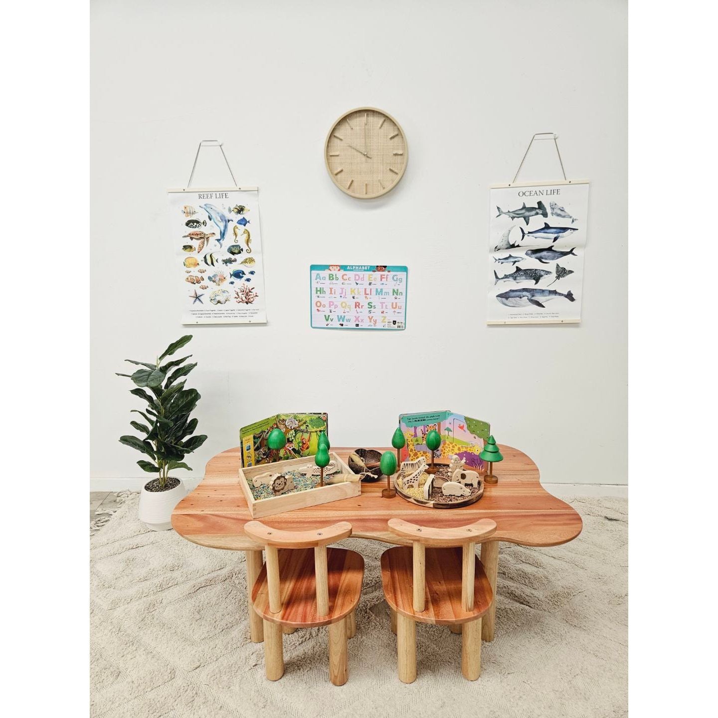 Child hardwood cloud table with 4 chairs